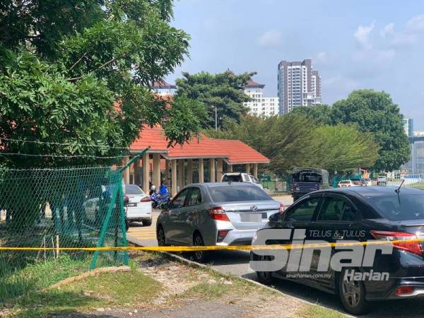 Mayat seorang gelandangan dipercayai dibunuh ditemui di perhentian bas di hadapan sebuah sekolah rendah berhampiran Lebuhraya Lingkaran Penyuraian Trafik Kajang (SILK), Seri Kembangan, Serdang hari ini.