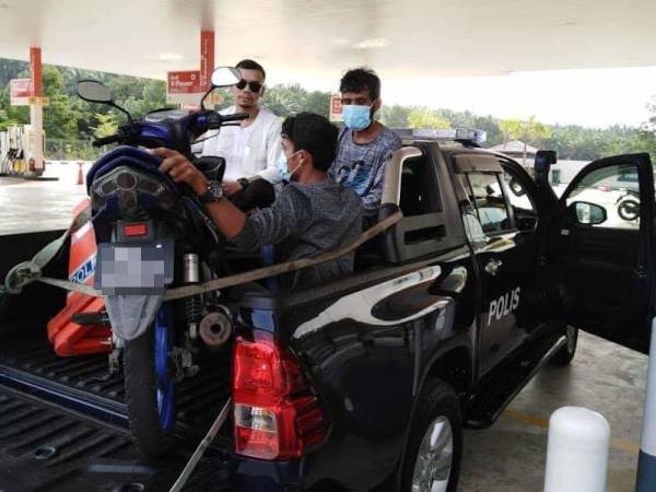 Dua lelaki Rohingya (kiri dan tengah) bersama motosikal dinaiki dibawa ke IPD Kemaman untuk siasatan lanjut. - Foto Ihsan Facebook IPD Kemaman