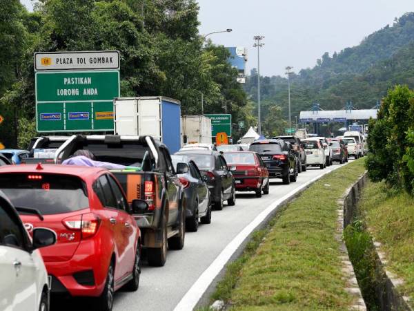 Kelihatan aliran trafik sesak di Plaza Tol Gombak menghala Karak ekoran sekatan jalan raya sebelum Aidilfitri. - Foto Bernama