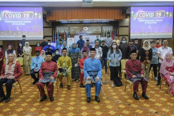 Dr Noor Hisham bergambar bersama wakil media selepas sidang media harian berkaitan jangkitan COVID-19 di Kementerian Kesihatan hari ini.  - Foto Bernama