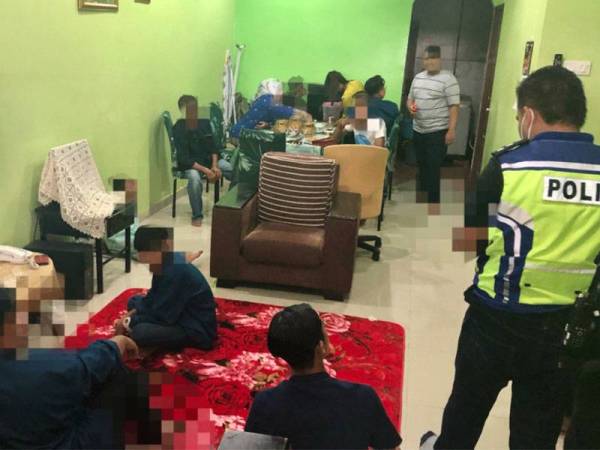 Polis membuat pemeriksaan di sebuah rumah di Kampung Kenanga di sini hari ini.