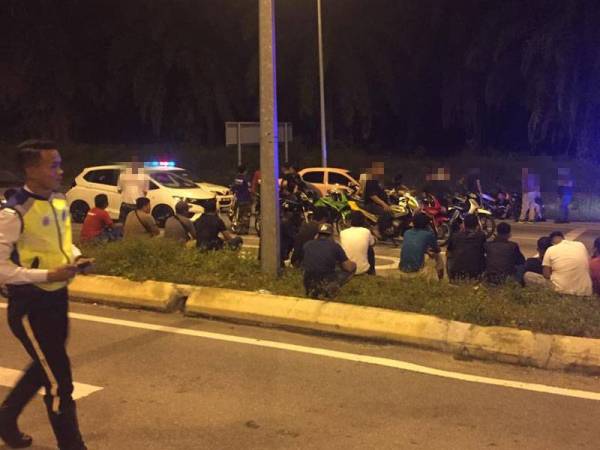 Seramai 47 lelaki ditahan kerana terlibat lumba haram, mempamerkan aksi berbahaya dan melakukan pelbagai kesalahan di Jalan Kota Tinggi-Sungai Rengit, Kota Tinggi, Johor malam semalam.