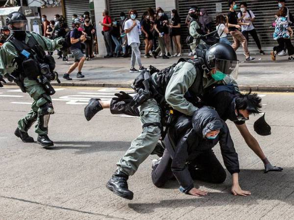 Penunjuk perasaan prodemokrasi ditahan anggota keselamatan di daerah Causeway Bay di Hong Kong semalam. - FOTO: AGENSI