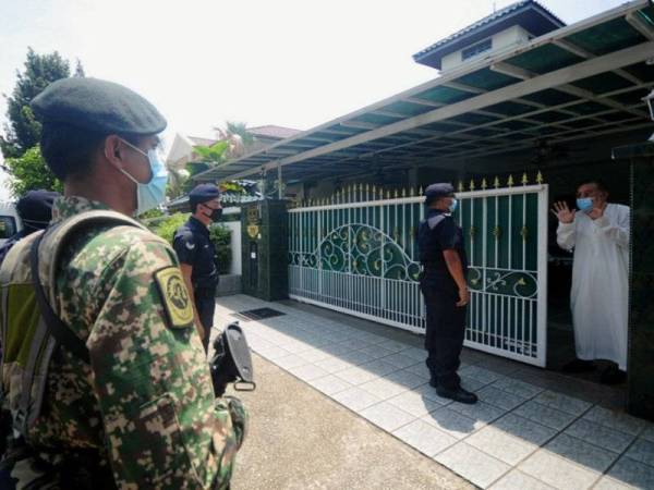 Anggota Polis dari Ibu Pejabat Polis Daerah Shah Alam bersama Angkatan Tentera Malaysia (ATM) membuat rondaan di sekitar perumahan di Seksyen 6 Shah Alam pada hari kedua Aidilfitri bagi memastikan Prosedur Operasi Standard (SOP) Perintah Kawalan Pergerakan Bersyarat (PKPB) dipatuhi. - Foto Bernama