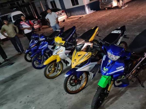 Lima antara 10 motosikal yang disita dibawa ke IPD Kemaman di sini untuk tindakan lanjut - Foto Ihsan FB IPD Kemaman