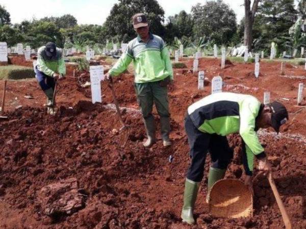 Penggali kubur kerja 15 jam sehari sejak Covid-19 di Tanah Perkuburan Pondok Ranggon, Jakarta Timur. - Foto: Tribun News