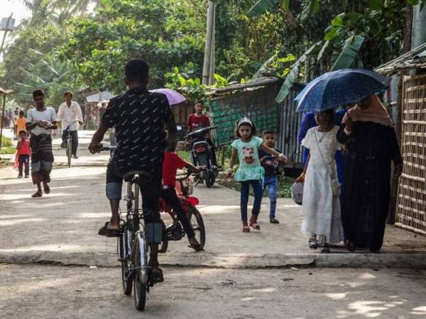 Pakar kesihatan telah memberi amaran Covid-19 berisiko merebak di kem sesak yang menempatkan hampir sejuta pelarian Rohingya. - Foto Agensi