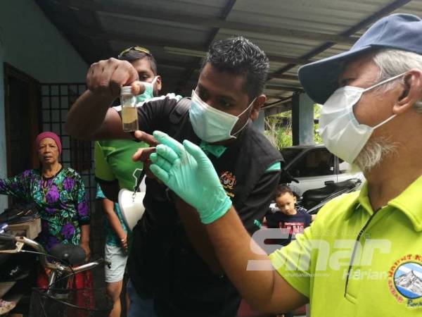 Sampel air mengandungi jentik-jentik turut diambil ketika gotong-royong yang diadakan hari ini.