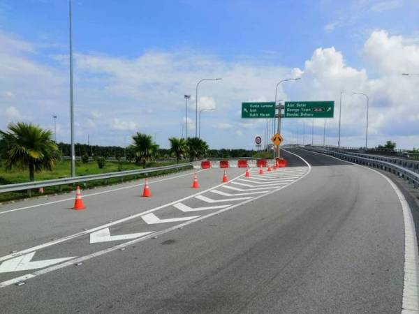 Laluan di susur masuk arah selatan berhampiranAlor Pongsu lengang berikutan penutupan sepenuhnya dan dilencongkan ke Hentian Alor Pongsu bagi tujuan pemeriksaan polis.