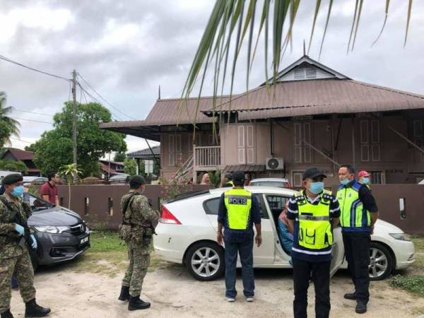 Noorzainy (depan) bersama pegawai dan anggotanya membuat pemantauan di 10 lokasi berbeza petang tadi.