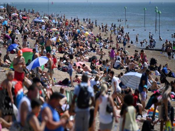 Orang ramai beriadah di tepi pantai di Southend-on-Sea di tenggara England semalam selepas sekatan ditarik balik pada awal bulan lalu. - Foto AFP