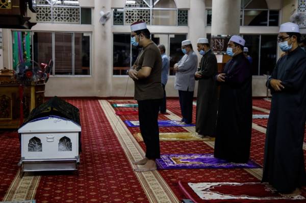 Anak bongsu kepada Tokoh Wartawan Allahyarham Datuk Ahmad A Talib, Syahrisyawal Ahmad mengimamkan solat jenazah ayahnya di Masjid Al-Muqarrabin Bandar Tasik Selatan malam ini. - Foto Bernama