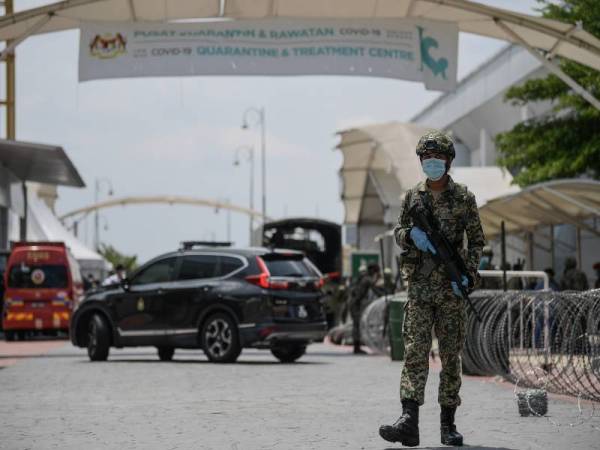 Kelihatan seorang anggota tentera melakukan rondaan keselamatan di sekitar kawasan Pusat Kuarantin Dan Rawatan Covid-19 di MAEPS. - Foto Bernama