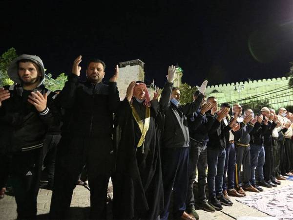 Penduduk Palestin menunaikan solat Subuh secara berjemaah di Masjid Ibrahimi, Hebron yang dibuka semula semalam. - FOTO: @PalinfoAr/Twitter