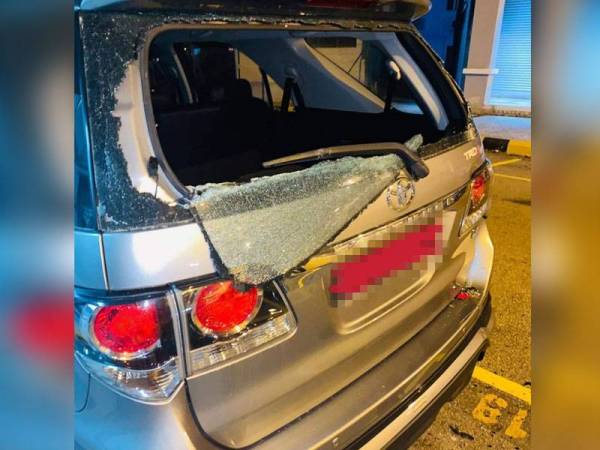 Sebuah Toyota Fortuner rosak teruk selepas dilanggar lari sebuah motosikal dalam kejadian di Pekan Tanjong Karang di sini malam tadi.