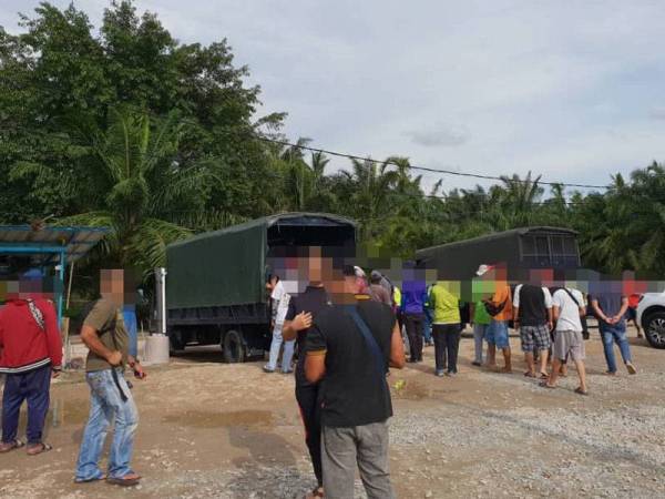 Polis mengeluarkan kompaun RM1,000 ke atas 78 individu kerana melanggar SOP PKPB semasa berada di kolam pancing di Jalan Tanah Pinggir, Kampung Bandar, Banting, semalam.