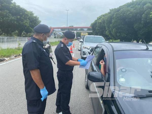 Eng Lai ketika membuat pemeriksaan di SJR Sungai Rambai, di sini, hari ini.