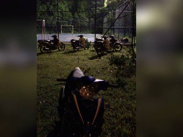 Beberapa buah motosikal ditinggalkan di lokasi sebelum di bawa ke Balai Polis Kuala Berang untuk tindakan lanjut. - Foto Ihsan IPD Hulu Terengganu