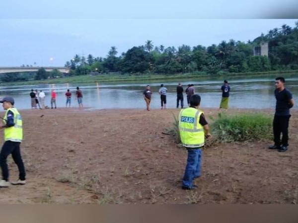 Usaha mencari mangsa di lokasi sedang dijalankan petang tadi. - Foto ihsan pembaca