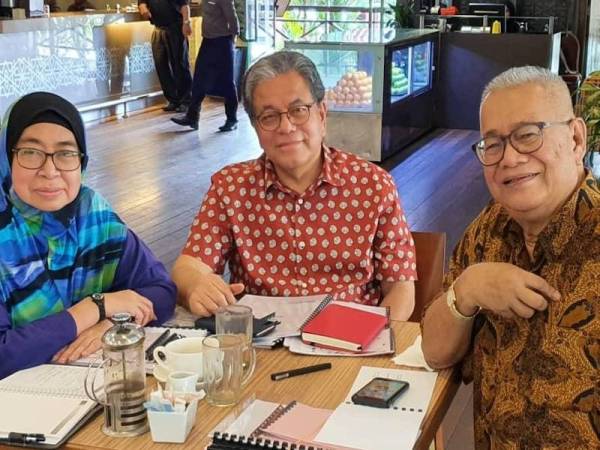 Penulis (tengah) bersama Zuraidah Omar dan Allahyarham Ahmad pada 18 Februari lalu.