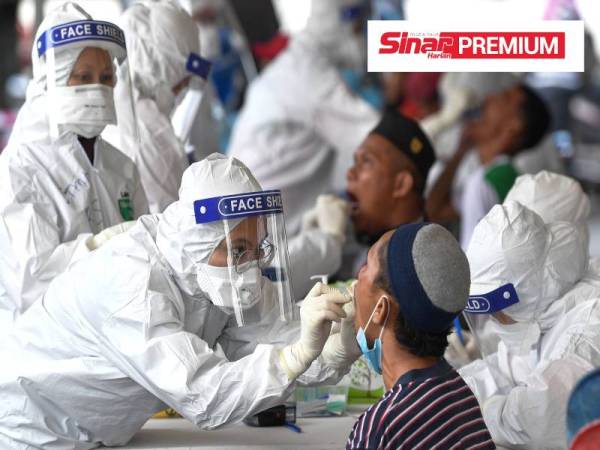 Petugas kesihatan menjalankan saringan Covid-19 terhadap peniaga Pasar Borong Gong Pauh, Terengganu.