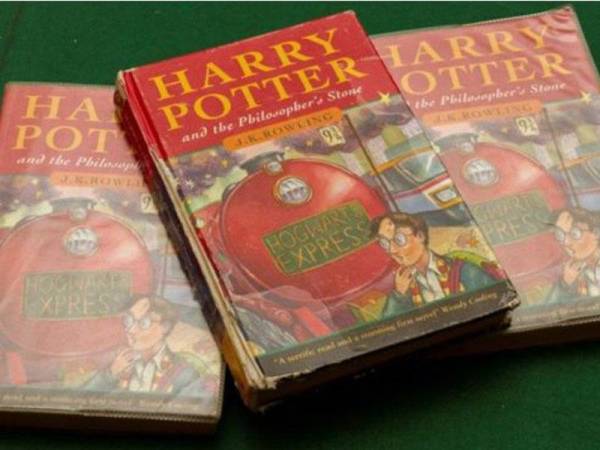 Tiga buah buku edisi pertama 'Harry Potter and the Philosopher's Stone' yang dijual melalui lelongan dalam talian di Bishton Hall, Staffordshire baru-baru ini.