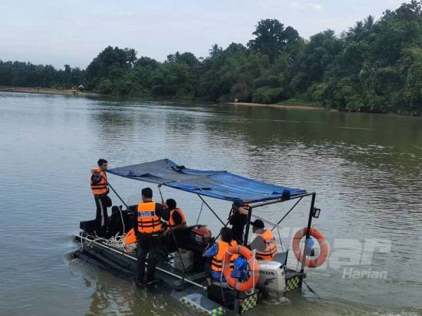 Anggota penyelamat meneruskan SAR hari ini dengan menumpukan rondaan di tebing sungai di lokasi.