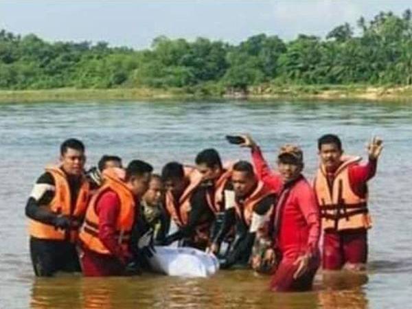 Mayat Umar Iskandar Mohd, 21, ditemukan di dasar sungai kira-kira 100 meter dari lokasi dia dilaporkan hilang pada jam 9.50 pagi tadi.