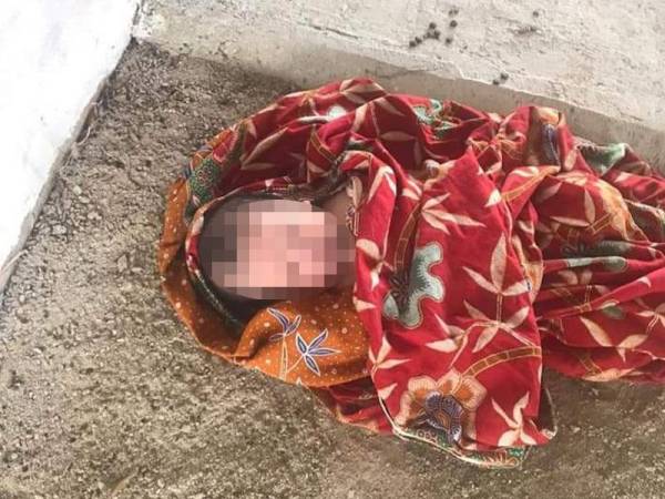 Bayi perempuan yang ditemui di hadapan sebuah rumah dekat Kampung Sungai Deraka, Kota Kuala Muda, Kedah pagi tadi.