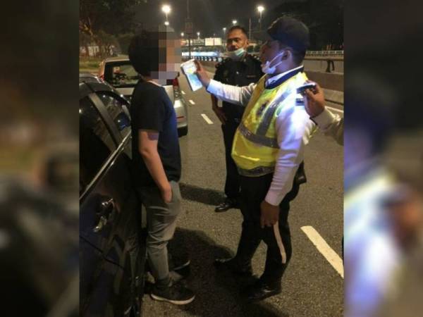 Salah seorang pengguna jalan raya sedang menjalani ujian saringan alkohol.