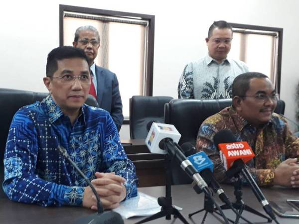 Azmin (duduk kiri) selepas mengunjungi Muhammad Sanusi (duduk kanan) di Wisma Darul Aman hari ini.