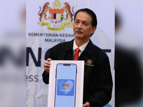 Dr Noor Hisham menunjukkan Aplikasi MySejahtera selepas sidang media harian perkembangan Covid-19 di Kementerian Kesihatan. - Foto Bernama