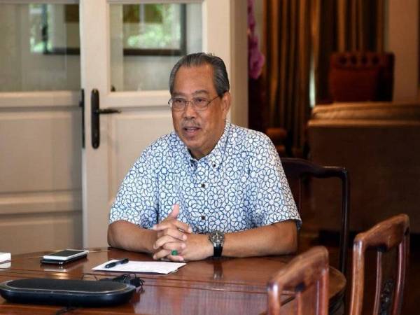 Muhyiddin menafikan beliau kini sedang mendapatkan rawatan kesihatan di Singapura sebaliknya beliau sedang menjalani kuarantin di rumahnya di Bukit Damansara, Kuala Lumpur.