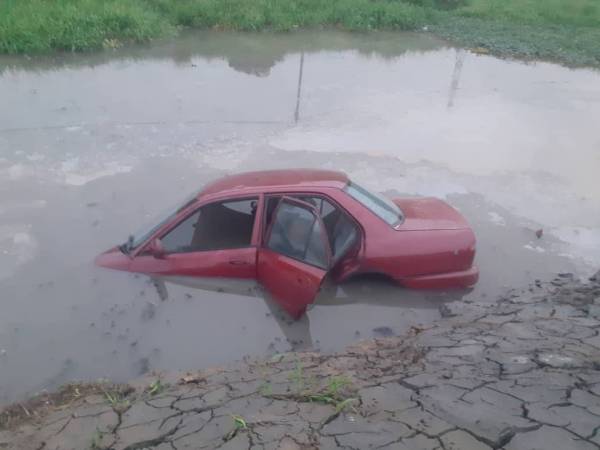 Kenderaan dipandu suspek telah hilang kawalan dan terbabas masuk ke dalam sungai sebelum salah seorang daripada tiga suspek berkenaan berjaya melarikan diri.