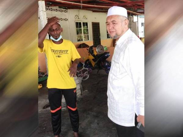 Razman (kanan) sempat melawat Nor Imran selepas kisah keberanian beliau selamatkan lima nyawa nyaris lemas semalam, tular di media sosial. - Foto pembaca