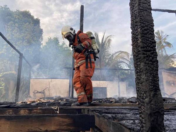 Kelihatan anggota bomba melakukan pemeriksaan sewaktu operasi pemadaman. (Gambar: ihsan bomba)