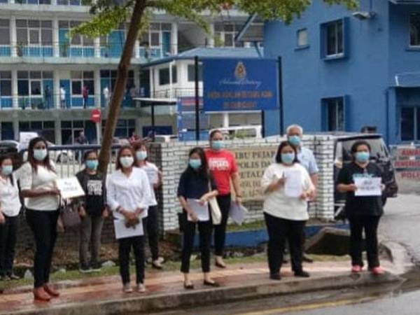 Lim Yi Wei (tiga kanan) bersama wanita DAP Selangor membuat laporan polis berhubung kes gangguan seksual.