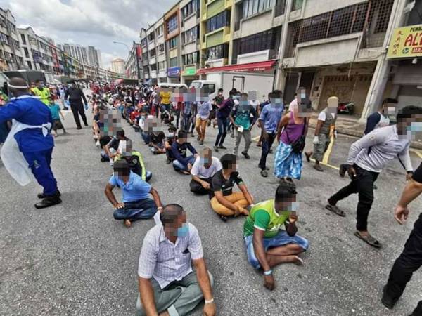 Warga asing yang ditahan dalam serbuan di Pasar Borong Kuala Lumpur.