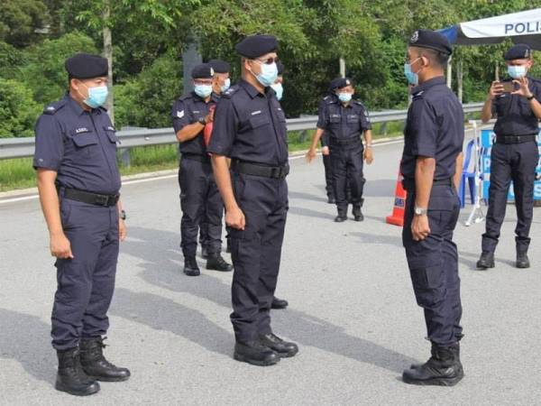 Mohd Noor Marzukee (tengah) semasa membuat pemantauan di Sekatan Jalan Raya sekitar Nilai.