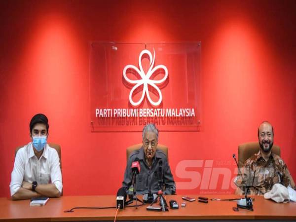 Dr Mahathir pada sidang akhbar di Ibu Pejabat Bersatu di sini hari ini.