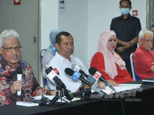 Setiausaha Agung Bersatu, Datuk Seri Hamzah Zainuddin (kiri sekali) mengadakan sidang media yang diadakan di Menara Yayasan Selangor. Foto Sinar Harian/Rosli Talib