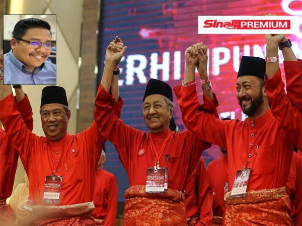 Saat-saat gembira... Muhyiddin (kiri), Dr Mahathir dan Datuk Seri Mukhriz Mahathir pada Mesyuarat Agung pertama Bersatu di Shah Alam pada tahun 2017. Kini parti Bersatu berantakan.