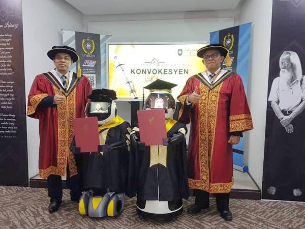 Dr Hassan Basri (kanan) bersama robot Naseem dan Seebaa' yang akan digunakan dalam konvokesyen secara maya. - Foto UniSZA