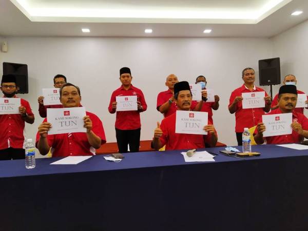 Ahli Bersatu menyatakan sokongan terhadap kepimpinan yang dilucutkan keahlian mereka.