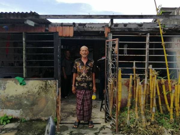 Abdul Aziz di hadapan kediamannya di Taman Abdul Raof, Parit Buntar.