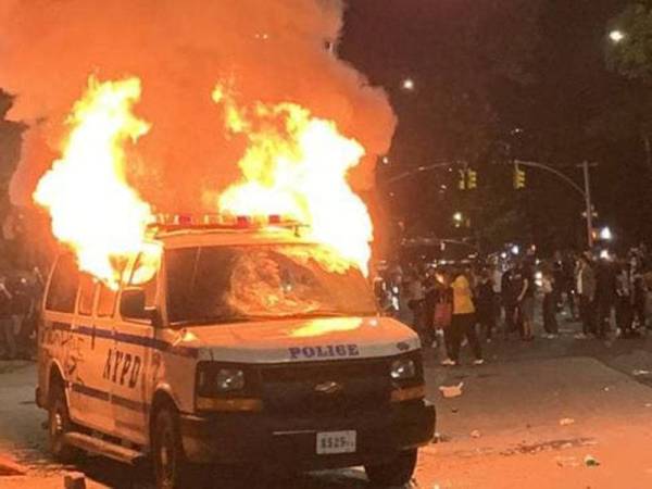 Keadaan sebuah van milik Jabatan Polis New York (NYPD) yang dibakar oleh penunjuk perasaan di Brooklyn, New York.