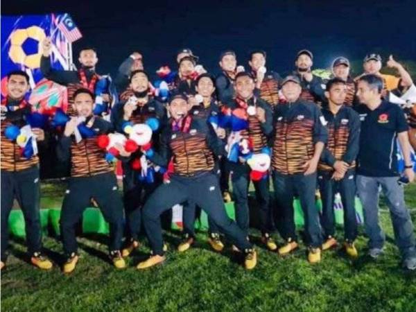 Pemain-pemain Rimau 7's bersama Presiden Kesatuan Ragbi Malaysia (KRM), Datuk Shahrul Zaman Yahya dan pengendali Rimau 7's, Mohd Saizul Hafifi Md Noor serta barisan kejurulatihan meraikan kejayaan skuad negara meraih pingat perak pada Sukan SEA Filipina 2019.