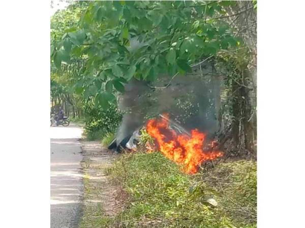 Keadaan MPV yang membawa rokok seludup terbabas dan kemudian terbakar.