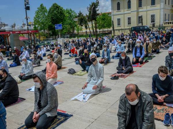 Jemaah memakai topeng muka menjaga jarak sosial ketika menunaikan solat Jumaat di Masjid Fatih, Istanbul semalam. - Foto AFP