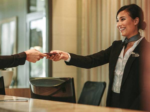 Pekerja hotel dikatakan antara yang paling teruk terjejas apabila ada dipotong gaji, dipaksa bercuti tanpa gaji, dipaksa menggunakan cuti tahunan dan lebih teruk lagi terus dibuang kerja. - Foto 123RF